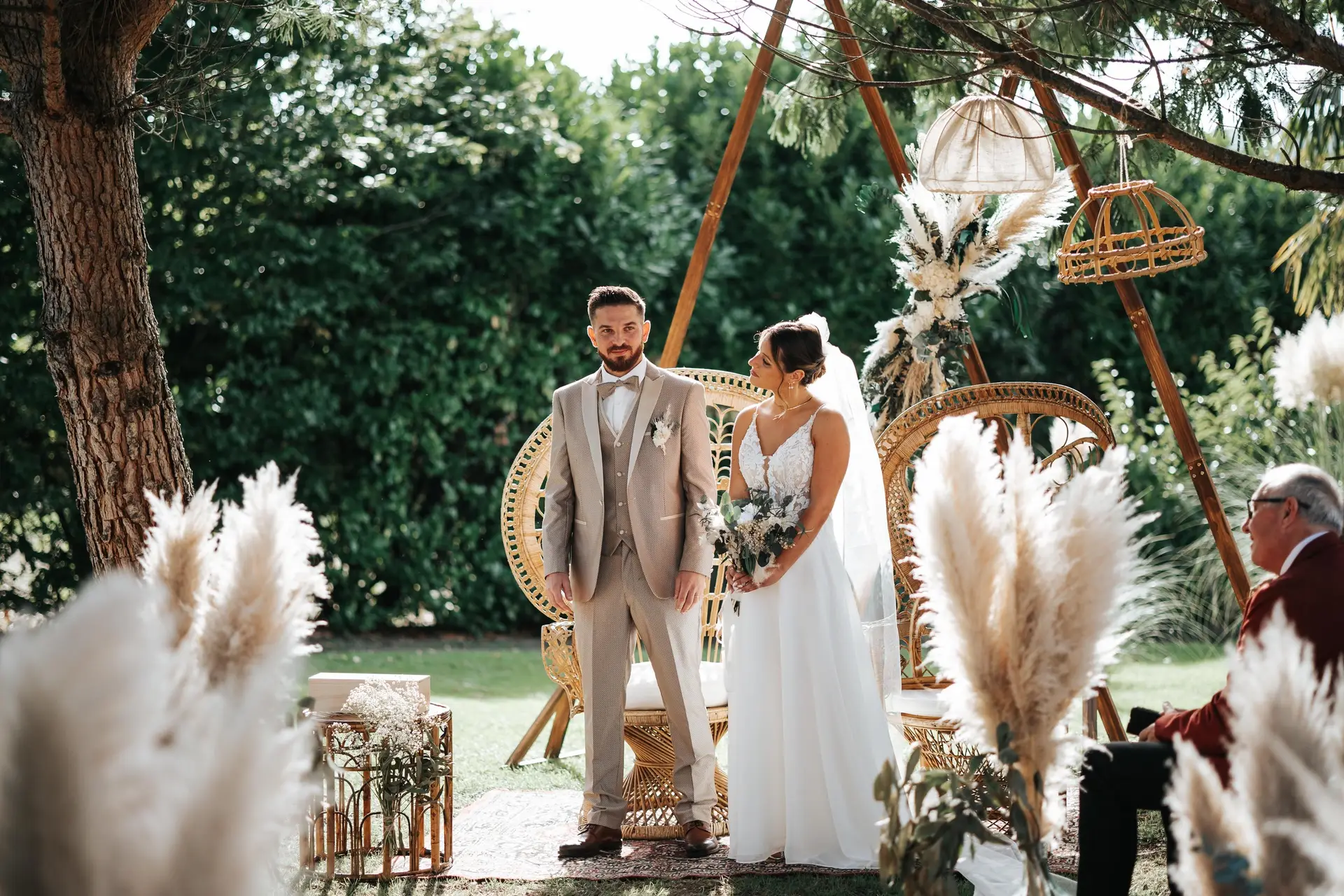 Cérémonie de mariage dans le jardin en été, fleurs de pampa et rotin