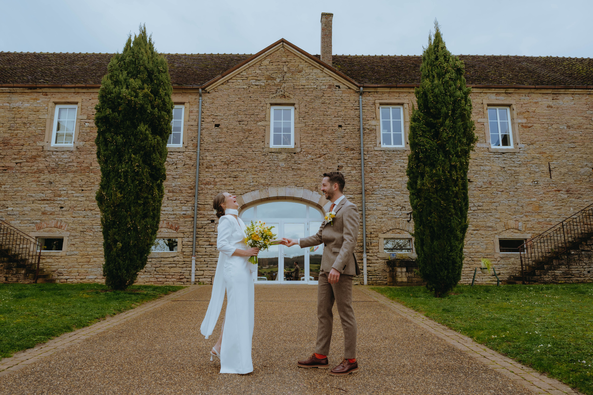 Mariés qui dansent devant la maison