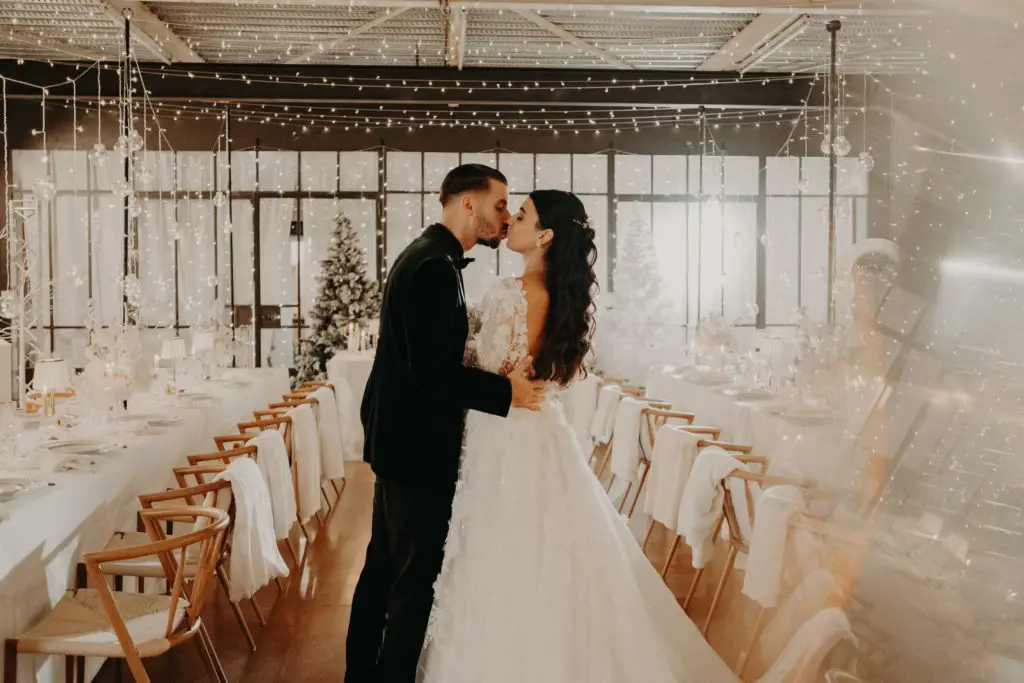 Mariage d'hiver salle de reception étreinte des mariés