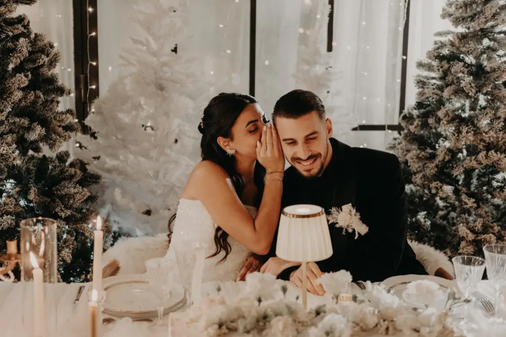 Mariés hiver devant la verrière