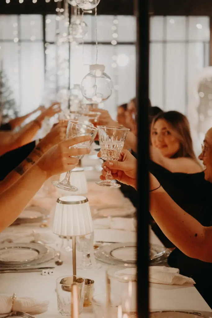 Convives qui trinquent dans la salle de reception